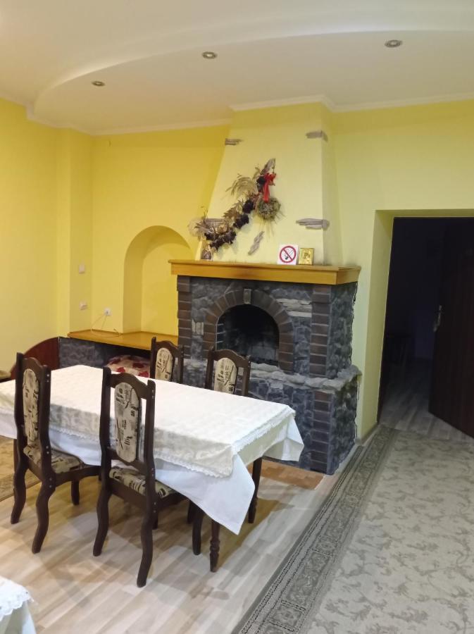 Панський Двір Hotel Neslukhov Buitenkant foto